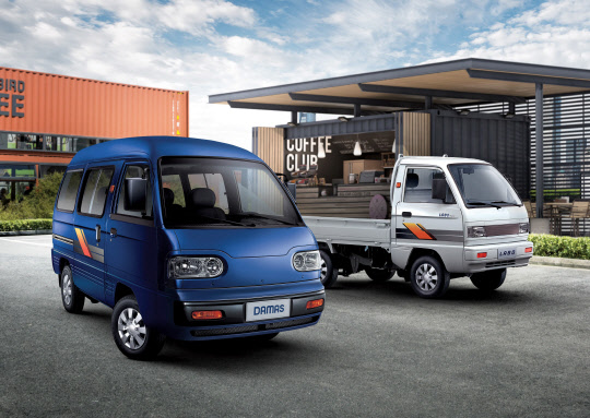 내년 1분기 생산 종료를 앞둔 다마스(왼쪽)와 라보.<한국GM 제공>